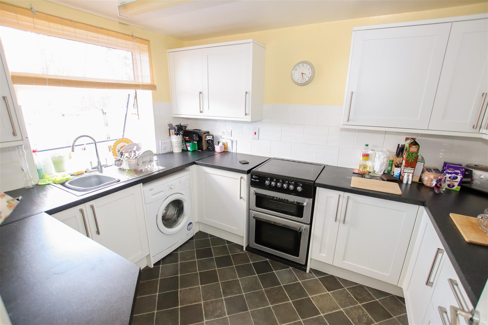 MODERN FITTED KITCHEN